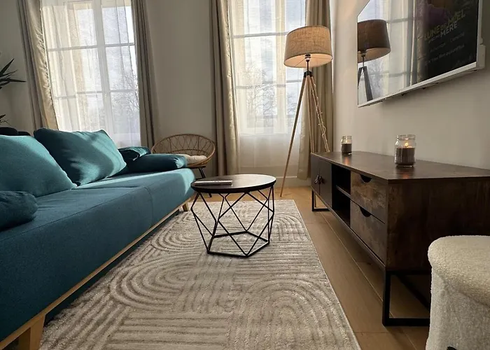 El Castillo Face Au Château Et Climatisé Surgères